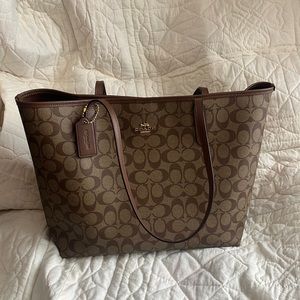 Coach City Tote in signature canvas